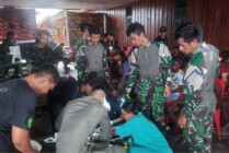Tim medis saat melakukan pengobatan terhadap satu orang warga yang terluka di Pos Barak Baru Satgas Satuan Organik Korem 172/PWY Yonif R 514/SY, Distrik Kenyam, Kabupaten Nduga. (Foto: Ist)