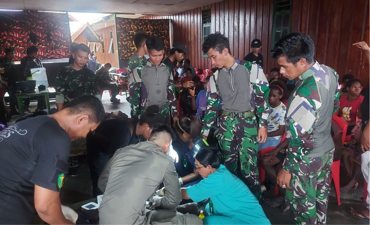 Tim medis saat melakukan pengobatan terhadap satu orang warga yang terluka di Pos Barak Baru Satgas Satuan Organik Korem 172/PWY Yonif R 514/SY, Distrik Kenyam, Kabupaten Nduga. (Foto: Ist)
