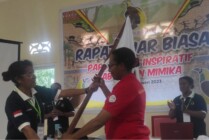 Sekretaris Umum PMI Propinsi Papua Novita Natalia Faidiban saat menyerahkan Pataka PMI kepada Firsa Rumi Lokobal Ketua Terpilih, pada Jumat, 17 Februari 2023. (Foto: Echy Msen/Seputarpapua)