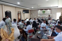 Puluhan pegawai Kemenag Mimika saat mengikuti tes CAT IPMB di Kantor Kemenag Mimika, Selasa (28/2/2023). (Foto: Fachruddin Aji)