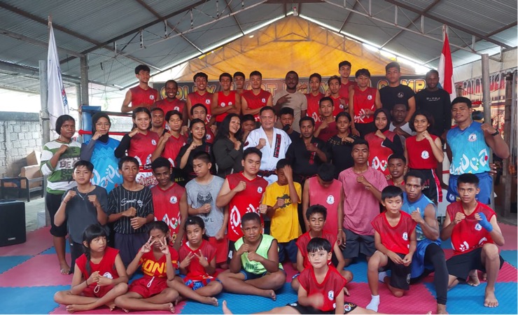 Pelatih Muay Thai Mimika dan Tim Muaythai Timika Juara (Mutiara), Jimmy Jones Ayorbaba (baju putih), bersama dengan atlet yang akan mengikuti pelatnas serta atlet muay thai Mimika di Camp Pelatihan Mutiara. (Foto: Fachruddin Aji/Seputarpapua)