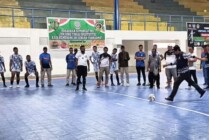 Ketua KKJB H. Syaekuri saat menendang bola tanda dimulainya KKJB Cup II di GOR Futsal Mimika, Papua Tengah, Sabtu (25/2/2023). (Foto: Fachruddin Aji/Seputarpapua)