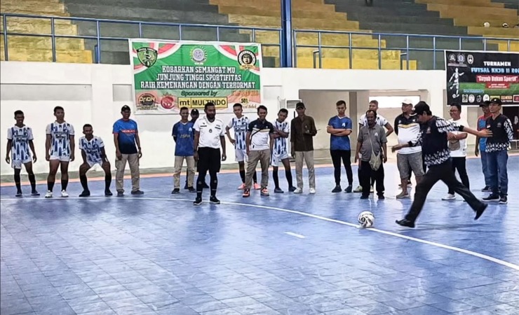 Ketua KKJB H. Syaekuri saat menendang bola tanda dimulainya KKJB Cup II di GOR Futsal Mimika, Papua Tengah, Sabtu (25/2/2023). (Foto: Fachruddin Aji/Seputarpapua)