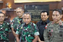 Pangdam XVII/Cenderawasih Mayjen TNI M. Saleh Mustafa didampingi Kabinda Papua dan Pejabat TNI-Polri saat menggelar konferensi pers di Mako Lanud Yohanis Kapiyau Mimika, Papua Tengah, Kamis (16/2/2023). (Foto: Saldi/Seputarpapua)