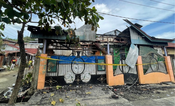 Rumah yang terbakar di Perumahan Organda, Jayapura, Minggu (5/2/2023). (Foto: Polda Papua)