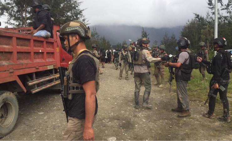 Aparat gabungan TNI-Polri saat akan menuju lokasi kejadian. (Foto: Humas Polda Papua)