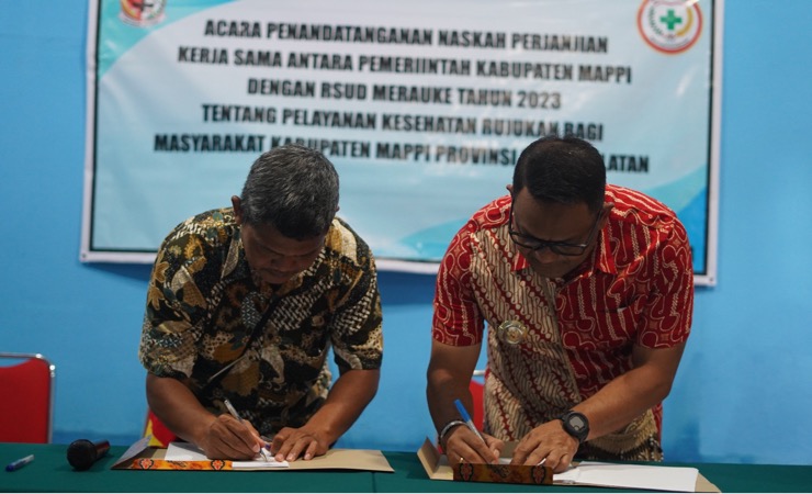 Pj Bupati Mappi Michael R. Gomar (kanan) bersama Manajemen RSUD Merauke menandatangani perjanjian kerjasama layanan kesehatan masyarakat Mappi di Merauke, Papua Selatan, Jumat (24/2/2023). (Foto: Dok Humas Pemkab Mappi)