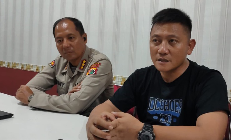 Kapolres Nduga AKBP Rio Alexander Panelewen (kanan) didampingi Kabid Humas Polda Papua Kombes Pol Ignatius Benny Ady Prabowo (kiri) saat memberikan keterangan pers di Kantor Pelayanan Porles Mimika, Papua Tengah, Kamis malam (9/2/2023). (Foto: Saldi/Seputarpapua)