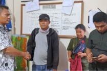 Penyidik Reskrim Polres Sarmi bersama dua warga Palembang terduga kasus penculikan anak di Sarmi (tengah) yang heboh di Medsos. (Foto: Humas Polda Papua)