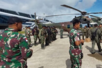 Tim gabungan TNI-Polri saat hendak diberangkatan dari Bandara Mozes Kilangin Timika menuju Distrik Paro, Kabupaten Nduga untuk melakukan misi penyelamatan para korban, Rabu (8/2/2023). (Foto: Ist)