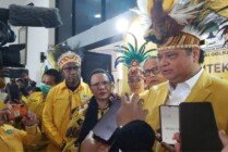 Ketua Umum Golkar Airlangga Hartarto saat ditemui wartawan di Gedung serbaguna Eme Neme Yauware, Mimika, Papua Tengah, Sabtu (25/2/2023). (Foto: Fachruddin Aji/Seputarpapua)