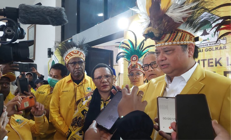 Ketua Umum Golkar Airlangga Hartarto saat ditemui wartawan di Gedung serbaguna Eme Neme Yauware, Mimika, Papua Tengah, Sabtu (25/2/2023). (Foto: Fachruddin Aji/Seputarpapua)