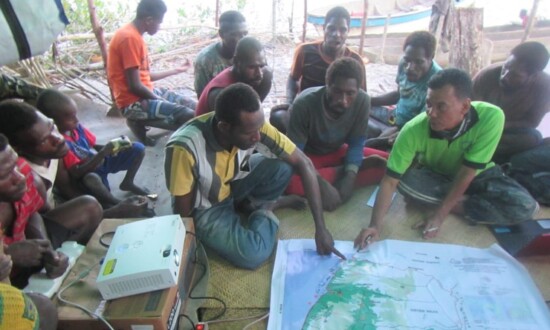 Tim dari Proyek ATSEA -2 mendampingi masyarakat di kawasan Pulau Kolepom dalam pembangunan perairan berkelanjutan di perairan Pulau Kolepom. (Foto: Ist)