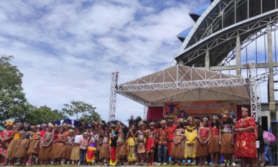 Anak-anak GKI Klasis Mimika saat membawakan pujian dalam Perayaan HUT Pekabaran Injil, Minggu (5/2/2023). (Foto: Kristin Rejang/Seputarpapua)