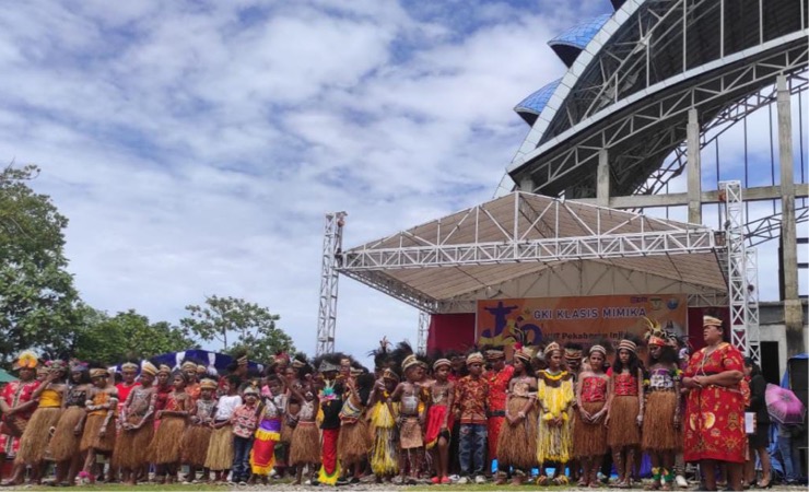 Anak-anak GKI Klasis Mimika saat membawakan pujian dalam Perayaan HUT Pekabaran Injil, Minggu (5/2/2023). (Foto: Kristin Rejang/Seputarpapua)