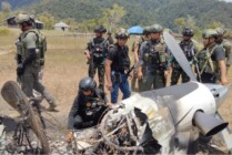 Petugas Kepolisian saat melakukan olah TKP kasus pembakaran pesawat Susi Air PK-BVY di lapangan terbang Distrik Paro, Kabupaten Nduga. (Foto: Ist)