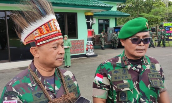 Danrem 174/ATW Merauke, Kolonel Inf Agus Widodo (kiri) didampingi Brigjen TNI Evi Reza Pahlevi (kanan) saat di Makorem 174/ATW Merauke, Papua Selatan, Sabtu (4/2/2023). (Foto: Emanuel/Seputarpapua)