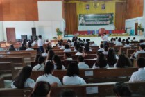 Direktur Seputar Papua memberikan pelatihan Jurnalistik kepada pelajar SMP dan SMA Advent Timika, Senin (27/3/2023). (Foto: Saldi Hermanto)