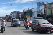 Suasana arus kendaraan yang melintas di Jalan Budi Utomo, kota Timika, Papua Tengah, Kamis (2/3/2023). (Foto: Anya Fatma/Seputarpapua)