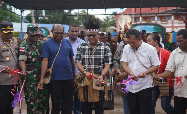 Pj Bupati Mappi Michael R. Gomar saat melaksanakan pengguntingan pita tanda peresmian Pasar Warwanggem Kepi. (Foto: Dok Humas Pemkab Mappi)