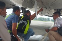Petugas saat melakukan pengecekan body pesawat Trigana Air yang ditembak pada saat take off dari Bandara Nop Goliat Dekai, Kabupaten Yahukimo, Papua Pegunungan, Sabtu (11/3/2023). (Foto: Ist)