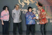 Bupati Kabupaten Biak Numfor saat menerima Piala Adipura ke-6. (Foto: Dok Humas Pemkot Biak)