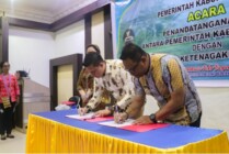 Pj Bupati Mappi saat melakukan penandatanganan MoU dengan BPJS Ketenagakerjaan Merauke. (Foto: Dok Humas Mappi)