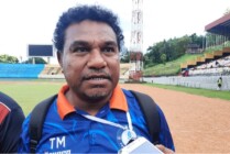 Thomas Madjar pelatih sepakbola putra PON Papua. (Foto: Vidi/Seputarpapua)