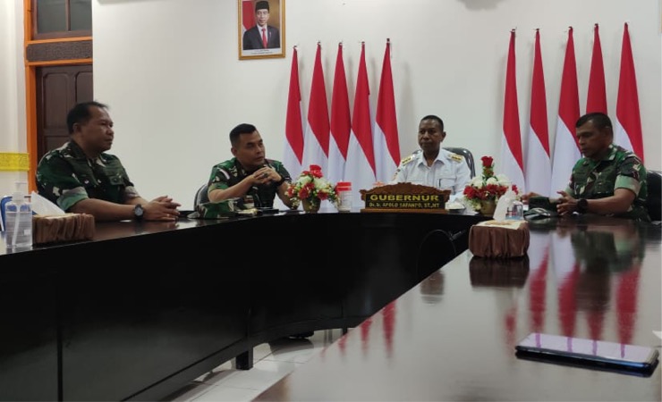 Danlantamal XI Merauke Brigjen Gatot Mardiyono dan Pj Gubernur Papua Selatan Apolo Safanpo saat menggelar jumpa pers