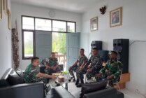 Danlantamal XI Merauke, Brigjen TNI (Mar) Gatot Mardiyono saat bercengkrama dengan anggota Lanal yang bertugas Pos AL Agats, Kabupaten Asmat, Papua Selatan. (Foto: Ist)