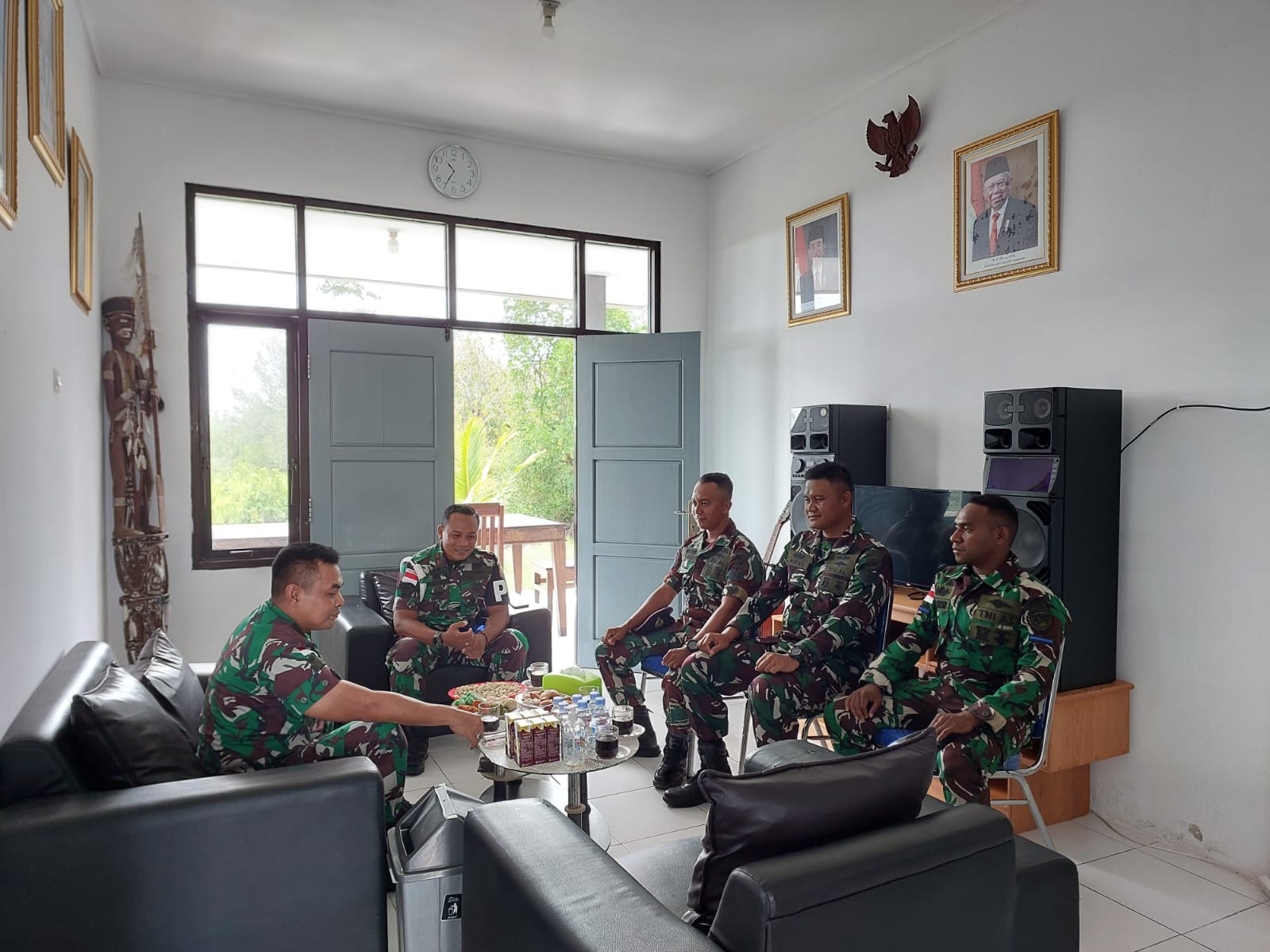 Danlantamal XI Merauke, Brigjen TNI (Mar) Gatot Mardiyono saat bercengkrama dengan anggota Lanal yang bertugas Pos AL Agats, Kabupaten Asmat, Papua Selatan. (Foto: Ist)