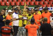 Para pemain Futsal Mimika saat menerima Piala Juara Linus Futsal Regional Papua 2023 dari Panitia, di GOR Cendrawasih APO, Kota Jayapura, Sabtu (11/3/2023). (Foto: Ist)