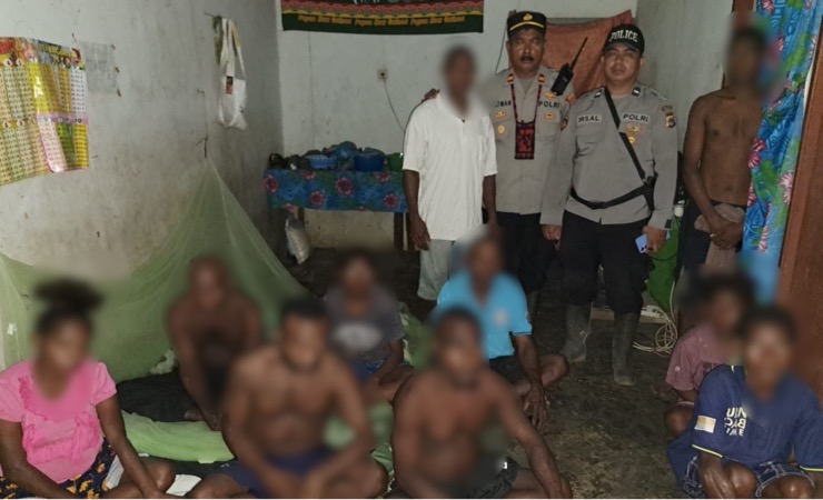Petugas Polsek Arso Timur menemukan 10 warga PNG di Keerom tanpa memiliki dokumen resmi. (Foto: Dok Humas Polda Papua)