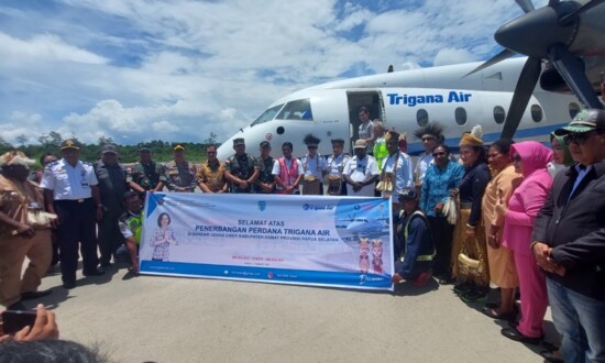 Foto bersama rombongan Pj Gubernur PPS dan Bupati Asmat Elisa Kambu berserta Muspida Kabupaten, Sabtu (11/3/2023). (Foto: Aditra/Seputarpapua)