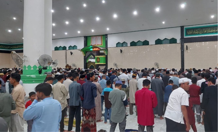Umat Muslim saat mengikuti Salat Tarawih awal Ramadan 1444 H di Masjid Agung Babbussalm Timika, Rabu (22/3/2023). (Foto: Fachruddin Aji)