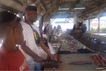 Pedagang ikan putra daerah Jayawijaya, Neles Meaga, sedang menjual ikan di Pasar Potikelek Wamena. (Foto: Amin Momiage/Seputarpapua)