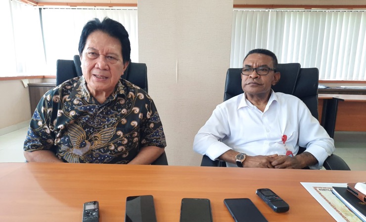 Wakil Ketua III KONI Papua, Elia Loupatty dan Sekretaris Umum KONI Papua, George Weyasu. (Foto: Vidi/Seputarpapua)