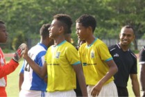 Pemain Papua Football Academy (kuning-putih) melakukan tos dengan lawannya dari SSB Mimika Putra sesaat akan bertanding di MSC, Sabtu (25/3/2023). (Foto: Saldi/Seputarpapua)