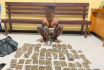 Pemuda berinisial NM (36) ditangkap Polisi berikut diamankan barang bukti ganja sebanyak 65 plastik. (Foto: Dok Humas Polda Papua)