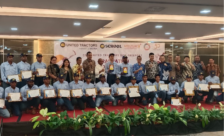 Foto bersama usia pelaksanaan wisuda lulusan Papuan Bright Program yang digelar oleh PT United Tractors Site Freeport Indonesia.( Foto: Mujiono/Seputarpapua)