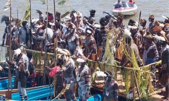 Antusias masyarakat Kabupaten Asmat menjemput Pj Gubernur Provinsi Papua Selatan Apolo Safanpo. (Foto: Aditra/Seputarpapua)