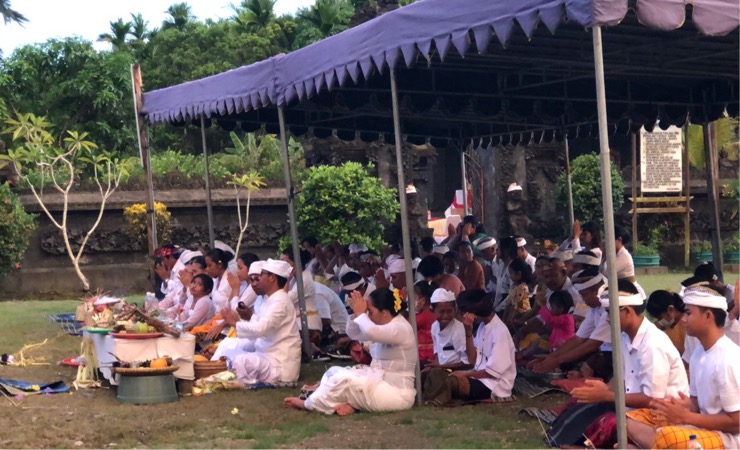 Umat Hindu mengikuti Upacara Tawur Agung Kesanga menyambut Hari Raya Nyepi 2023 di Pura Mandhira Mihika Mandaloka, Kabupaten Mimika, Papua Tengah. (Foto: Anya Fatma/Seputarpapua)