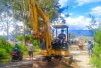 Dinas PU Jayawijaya turun langsung dengan mengerahkan alat berat membersihkan drainase yang tersumbat di Jalan Irian atas, Kota Wamena, Jayawijaya, Papua Pegunungan. (Foto: Amin Momiage/Seputarpapua)