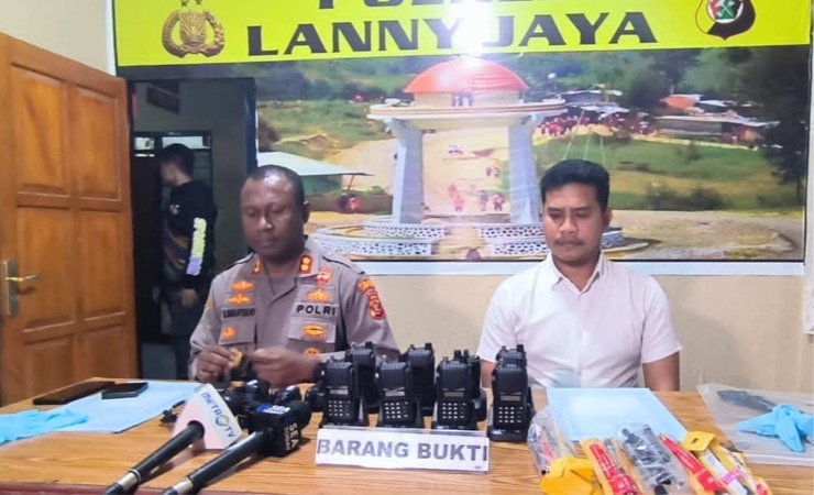 Polres Lanny Jaya saat merilis temuan 8 unit radio HT yang diduga milik simpatisan KKB di wilayah itu. (Foto: Dok Polres Lanny Jaya)