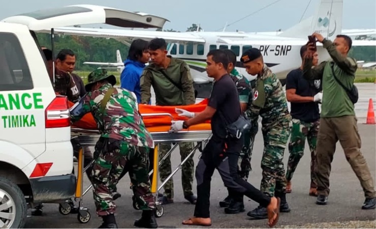 Proses evakuasi jenazah Praka Jumardi saat tiba di Bandara Mozes Kilangin Timika, Jumat (3/3/2023). (Foto: Ist)