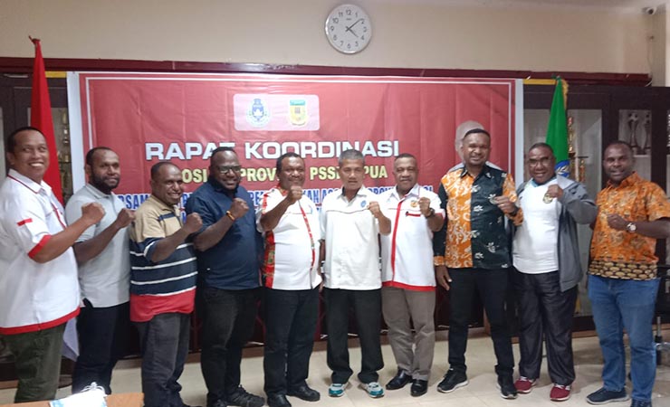 Foto bersama anggota rapat Pengurus Askab se-Papua Tengah dengan perwakilan klub dan Anggota Tim Percepatan Pembentukan Asprov PSSI Papua Tengah. (Foto: Dok Askab PSSI Mimika)