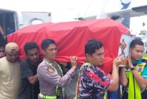 Proses evakuasi jenazah korban penyerangan OTK di Distrik Ilu, Kabupaten Puncak Jaya, Papua Tengah. (Foto: Dok Humas Polda Papua)
