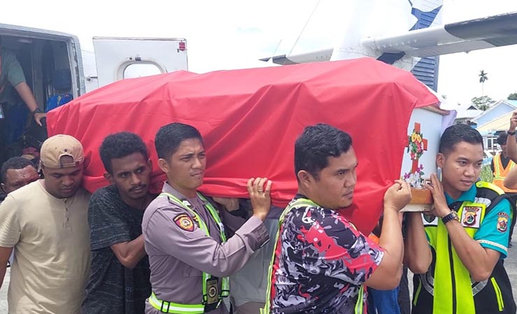 Proses evakuasi jenazah korban penyerangan OTK di Distrik Ilu, Kabupaten Puncak Jaya, Papua Tengah. (Foto: Dok Humas Polda Papua)