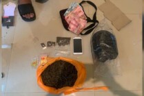 Sejumlah barang bukti yang berhasil ditemukan petugas Satresnakoba Polres Mimika dalam penangkapan terhadap seorang pengedar narkotika jenis ganja di kota Timika, Kabupaten Mimika, Papua Tengah. (Foto: Ist