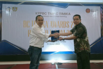 Kepala Kantor KPPBC TMP C Timika, M.Rofiudzdzikri memberikan penghargaan Bea Cukai Timika Award 2023 kepada perwakilan PT Freeport Indonesia. (Foto: Kristin Rejang/Seputarpapua)